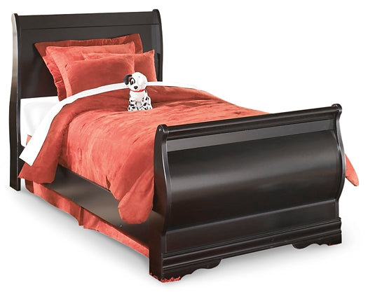 Huey Vineyard Full Sleigh Bed with Mirrored Dresser and Chest at Towne & Country Furniture (AL) furniture, home furniture, home decor, sofa, bedding
