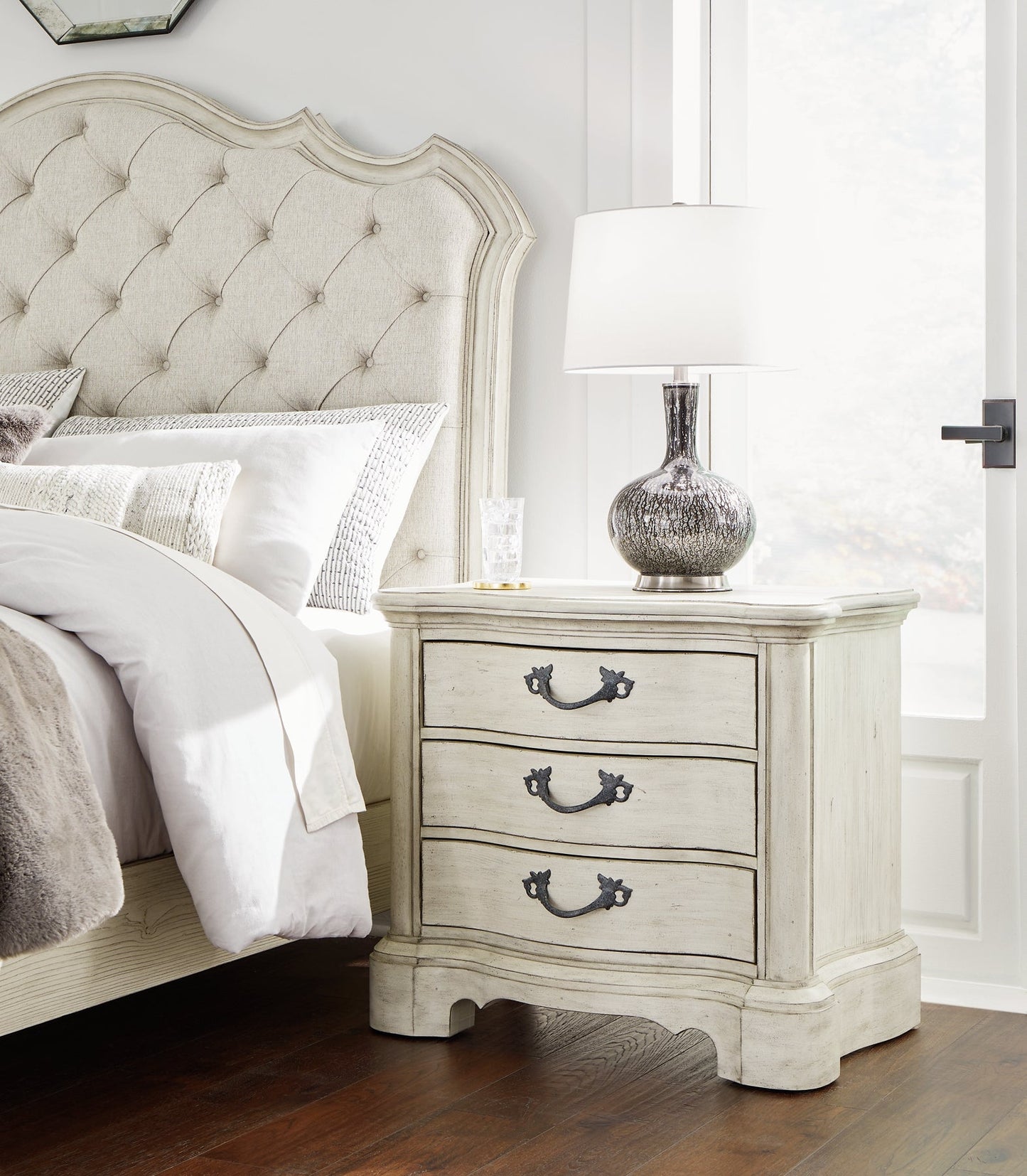Arlendyne California King Upholstered Bed with Mirrored Dresser, Chest and 2 Nightstands at Towne & Country Furniture (AL) furniture, home furniture, home decor, sofa, bedding