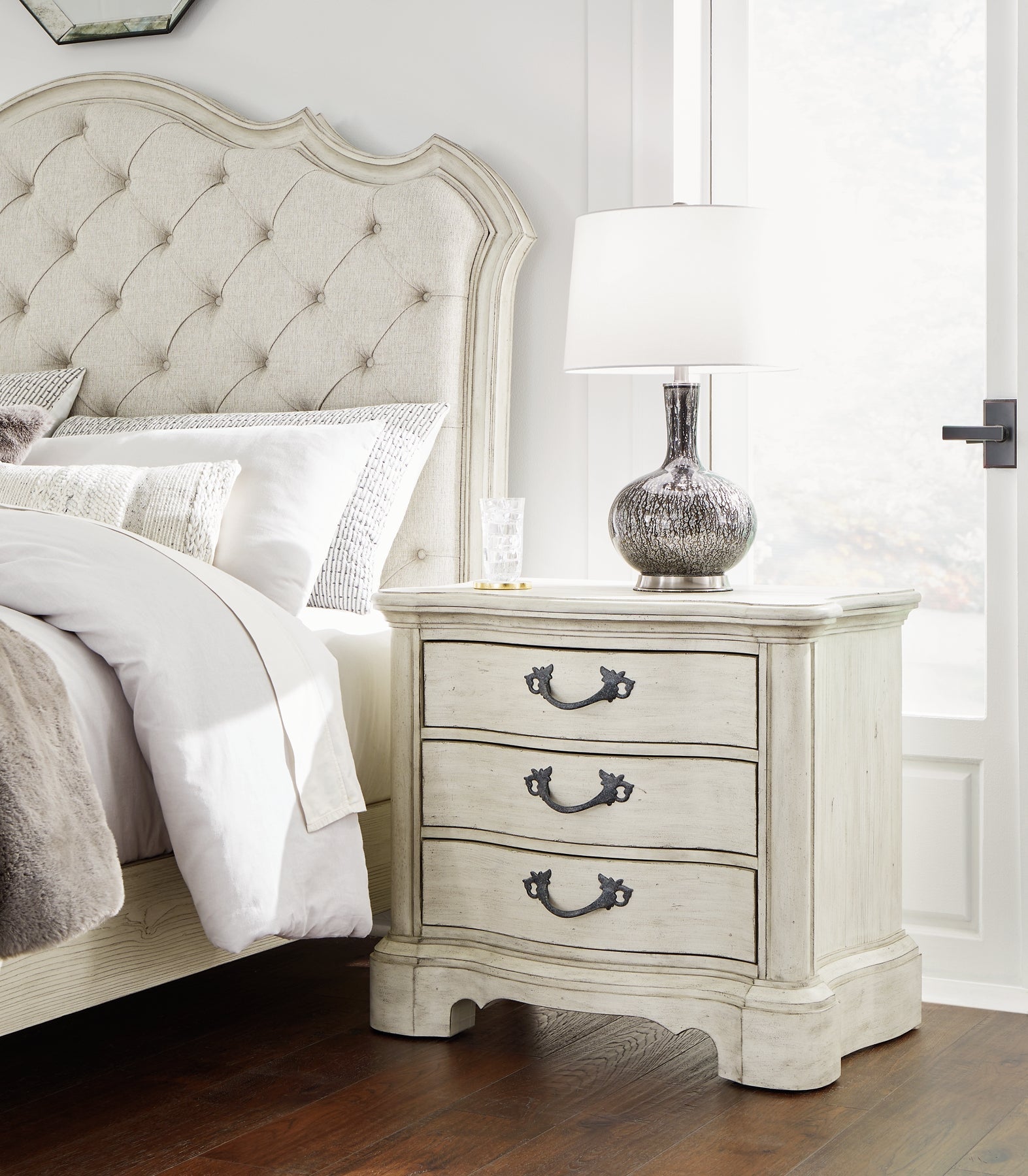 Arlendyne California King Upholstered Bed with Mirrored Dresser, Chest and 2 Nightstands at Towne & Country Furniture (AL) furniture, home furniture, home decor, sofa, bedding