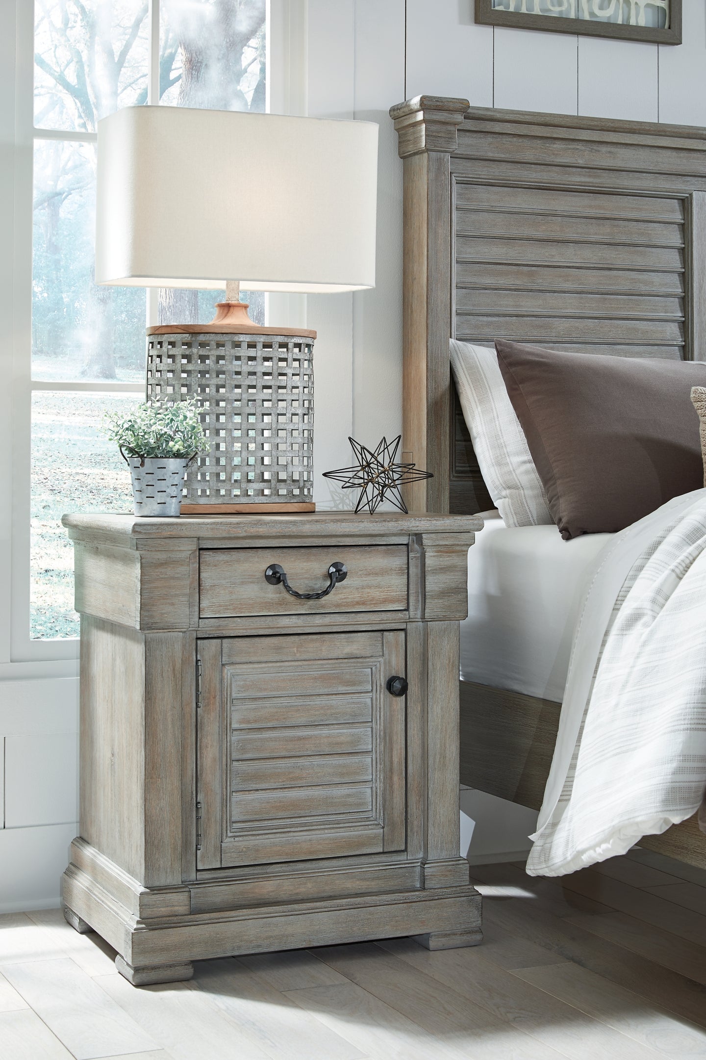 Ashley Express - Moreshire One Drawer Night Stand at Towne & Country Furniture (AL) furniture, home furniture, home decor, sofa, bedding