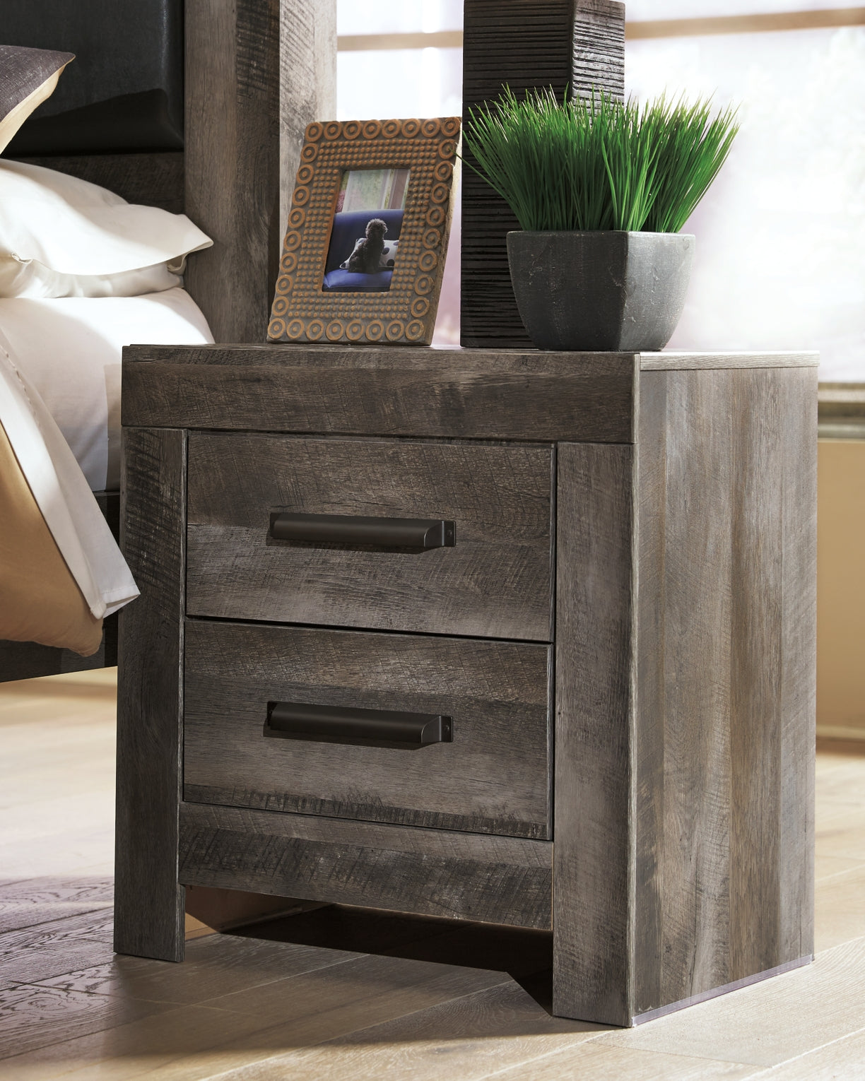 Wynnlow King Crossbuck Panel Bed with Mirrored Dresser and 2 Nightstands at Towne & Country Furniture (AL) furniture, home furniture, home decor, sofa, bedding